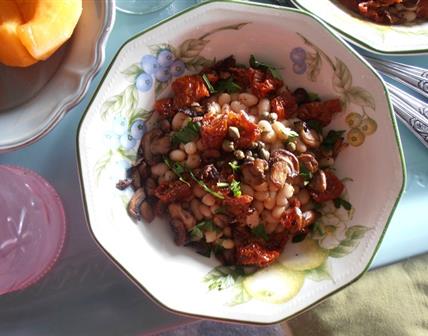 Haricots blancs en salade, champignons grillés et tomates confites