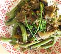 Légumes d'été sautés au soja et basilic thai